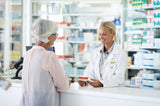 Apothekerin berät Kundin in Apotheke