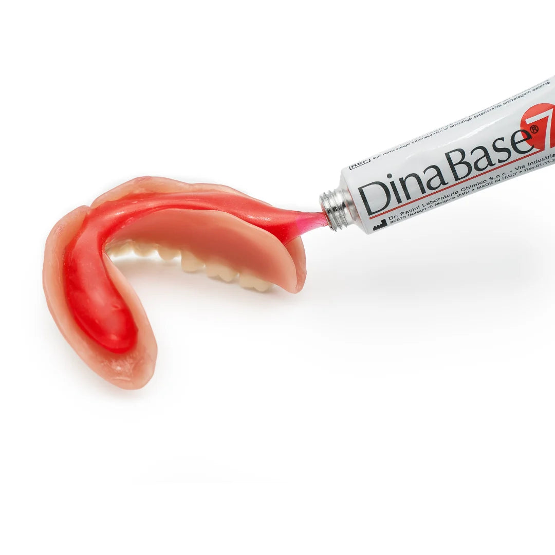 DinaBase7 Haftgel wird auf Unterkiefer-Zahnprothese aufgetragen